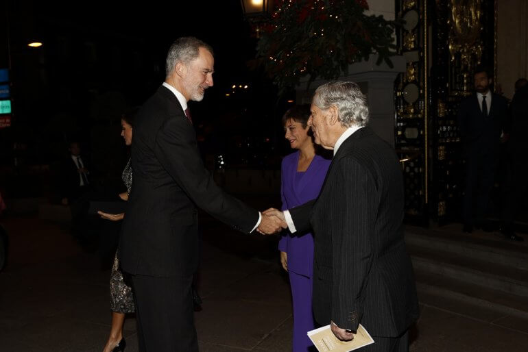 Su Majestad el Rey recibido por el secretario general de la Asociación de Periodistas Europeos (APE), Miguel Ángel Aguilar