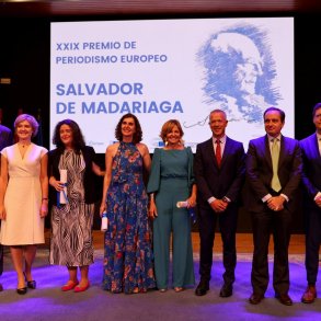 Autoridades y galardonadas en la ceremonia de entrega del XXIX Premio de Periodismo Europeo 'Salvador de Madariaga'