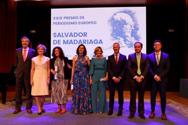 Autoridades y galardonadas en la ceremonia de entrega del XXIX Premio de Periodismo Europeo 'Salvador de Madariaga'